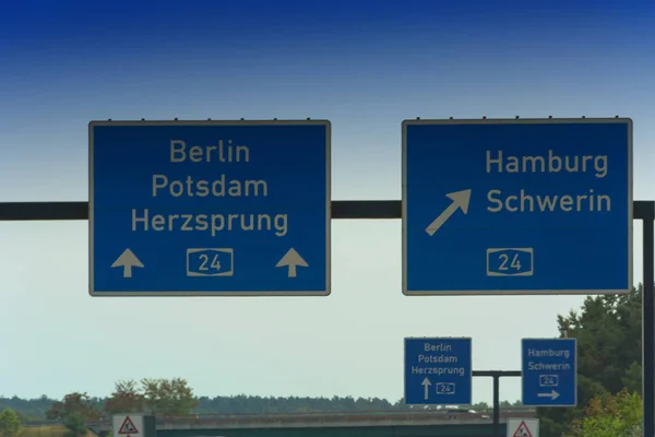 Deutsches Autobahnschild Mit Deutschem Richtungspfeil Den Städten Berlin Potsdam Herzsprung — Stockfoto