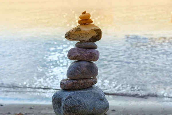 Stenar Staplade Ovanpå Varandra Stranden Med Havsutsikt Bakgrunden — Stockfoto