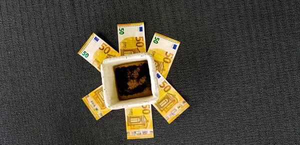 桌子上装饰着钞票 概念彩票中奖和好运 — 图库照片