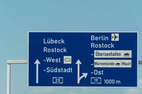 Znak Autostrada Niemczech Podpis Niemiecki Miasto Nazwy Berlin Lotnisko Berlin — Zdjęcie stockowe