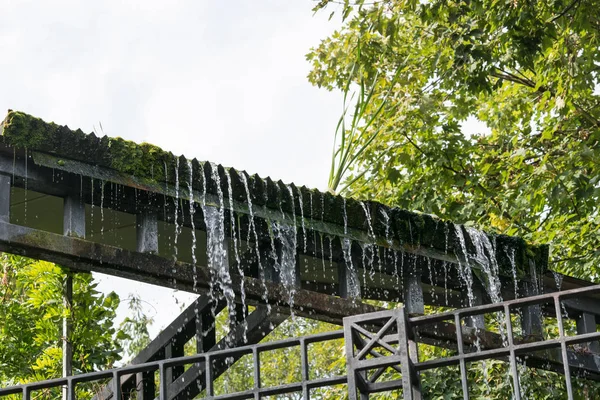 Μικρό Καταρράκτη Weir Ένα Δημόσιο Πάρκο — Φωτογραφία Αρχείου