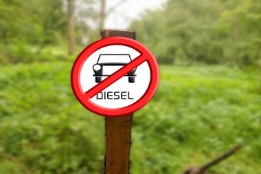 Alman trafik levhası Alman trafik levhası konuşuyor. Diesel serbest bölge, çevresel bölge, dizel yasaklama, dizel yasaklama veya sürüş yasağı kavramları