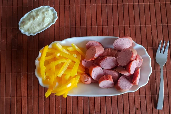 带有黄色辣椒的维也纳香肠被切割成条状 作为薯条的替代品 低碳水化合物食物 — 图库照片