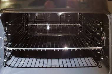 Boş bir ev sobasının içeriden enine kesitini, açık kapının yönünü görmek.