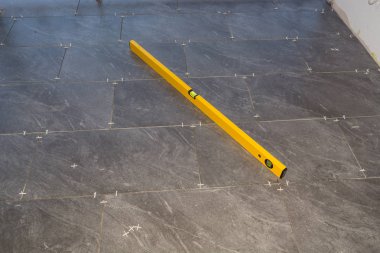 Balkon döşeme döşemesi. Porselenden fayanslar seriyorum. İç yenileme teması.