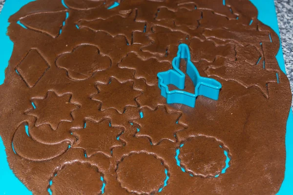 Surowe Ciasto Jest Wybijane Świąteczne Ciasteczka Niebieskiej Podkładce Przygotowuję Piernikowe — Zdjęcie stockowe
