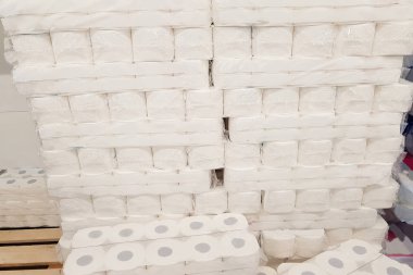 Süpermarkette tuvalet kağıdı ile şeffaf boş plastik ambalaj.