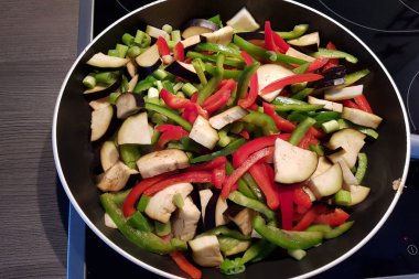 Demir ızgara tavasında ızgara sebzeler, üst manzara.