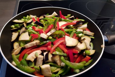 Demir ızgara tavasında ızgara sebzeler, üst manzara.