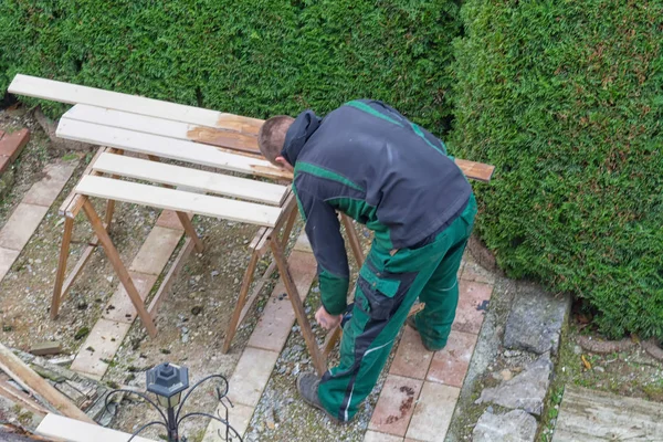 Mann Streicht Mit Pinsel Über Holzbalken — Stockfoto