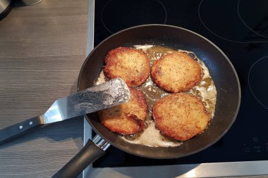 Patatesli gözleme ve tava, üst manzara.