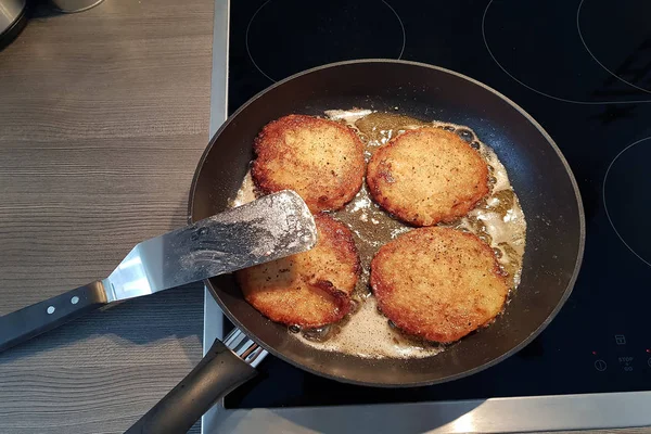 Patatesli gözleme ve tava, üst manzara.