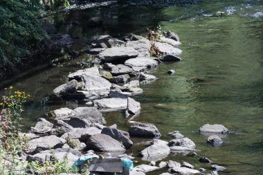 Wuppertal 'da Wupper Nehri' nde. Süspansiyon demiryolundan çekilmiş..