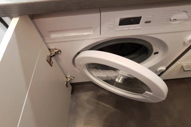 Çamaşır makinesinin kapısını açtık..