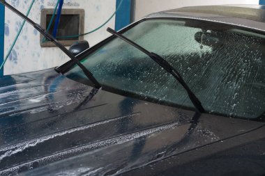 Dışarıdaki oto yıkamada basınçlı suyla el yıkama..