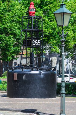 Zierikzee, Hollanda 'daki eski limanda eski yüzen deniz tabelası