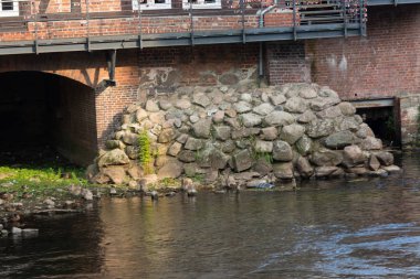 Büyük taş bloklu duvar seti. Fırtına dalgalarına ve sellere karşı korunmak için. Kıyılarda ve nehirlerde korunmak için kullanılır.