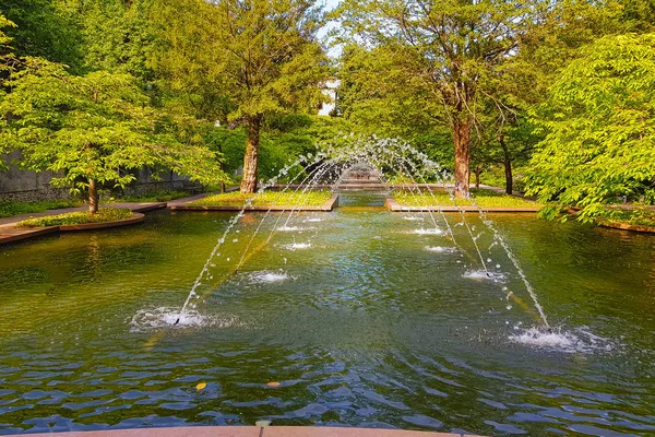 Schlosspark Sommer Mit Brunnen Hellen Tag Wasserumweltkonzept — Stockfoto