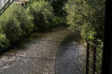 Wuppertal 'da Wupper Nehri' nde. Süspansiyon demiryolundan çekilmiş..