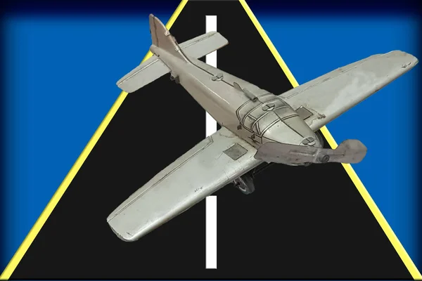 Obraz Retro Szary Metalowy Samolot Zabawka Pasa Startowego Przed Niebieskim — Zdjęcie stockowe
