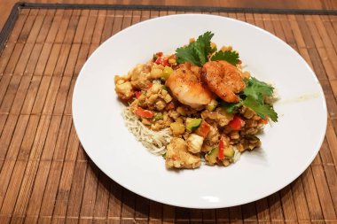 Pirinç erişteli ve sebzeli karides.