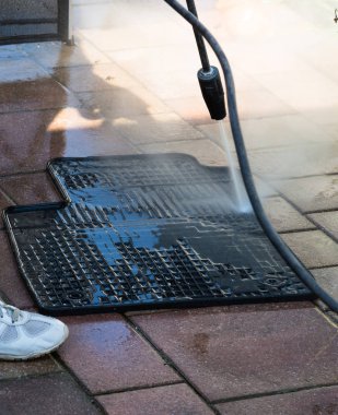 Araba temizleme ayrıntıları. Araba paspasının profesyonel temizleyicisi.