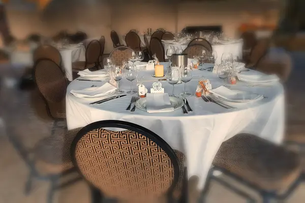 Святковий Стіл Ресторані Великого Сімейного Святкування Розмитим Фоном — стокове фото