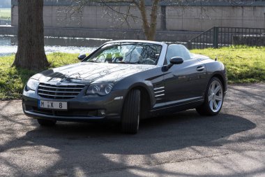 Chrysler Crossfire Roadster Mosel Almanya'da bir park yerinde.