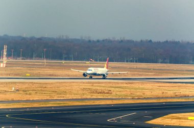 Kapıdaki yolcu uçak.