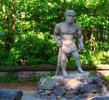 Neandertaller Düsseldorf yakınındaki mağara adamı Müzesi önünde