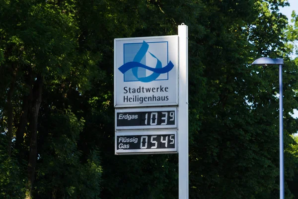 Tafel an einer Tankstelle mit aktuellem Gaspreis — Stockfoto