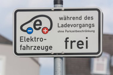 Şarj üzerinde otomobil modern elektrikli otomobil gelecek 