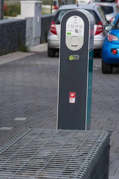 El futuro de la carga de automóviles de coche eléctrico moderno en —  Fotos de Stock