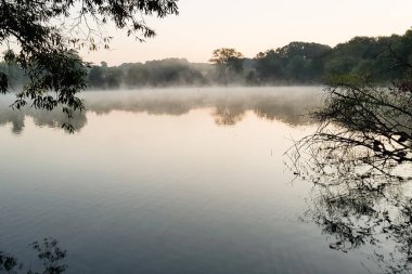 sabah sis göl üzerinde