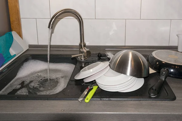 台所の流しで皿を洗ってください。 — ストック写真