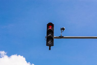 Trafik ışığı ve bir gözetleme kamerası            