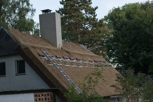 Thatched telhado é recém-coberto — Fotografia de Stock