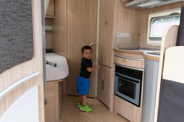 Karavanda bir çocuk