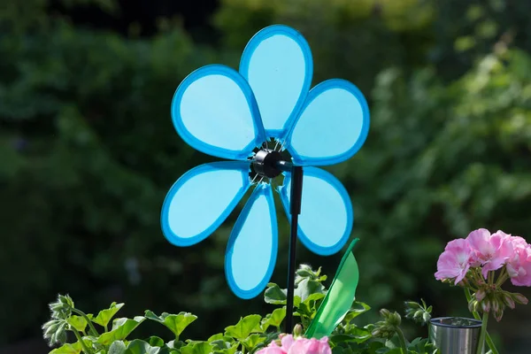 Blauwe windturbine — Stockfoto