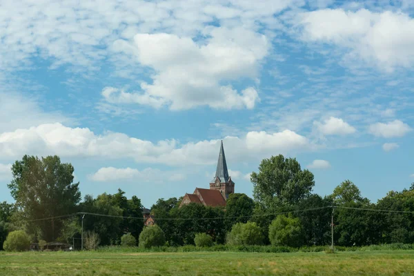 Blauer Himmel Dorf im Hintergrund — Stockfoto