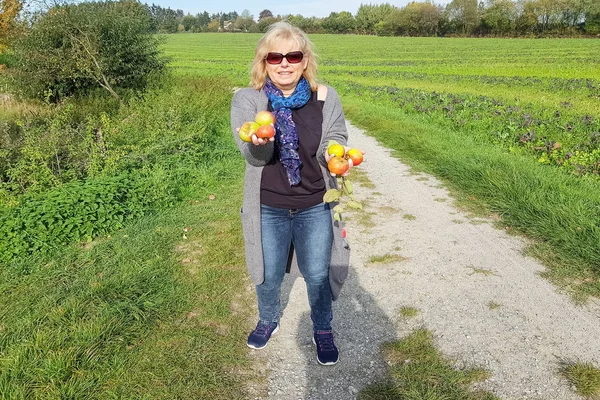 Fröhliche Frau in den besten Jahren — Stockfoto