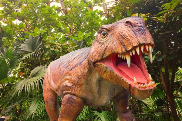 정글에서 공룡 — 스톡 사진