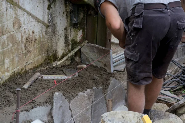 Pengrajin diproses lempengan batu — Stok Foto