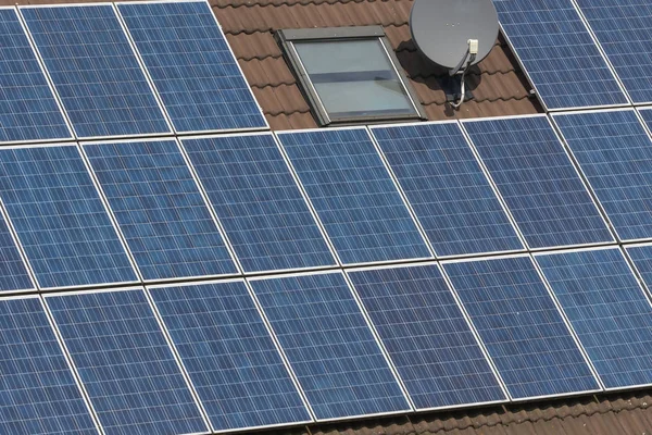 Una casa con paneles solares en el techo — Foto de Stock