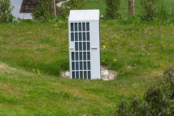 Air heat pumps and house — Stock Photo, Image