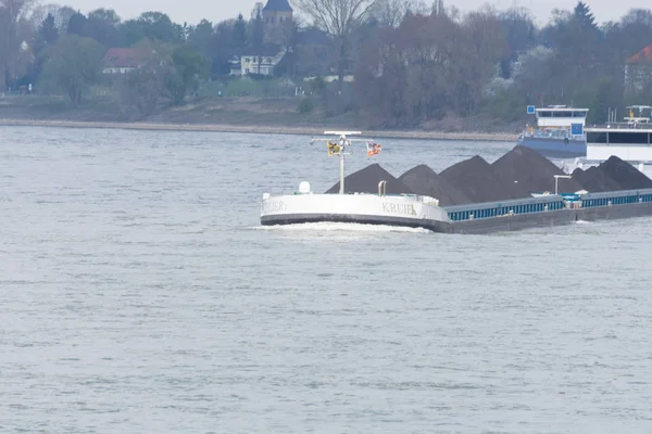 Paysage fluvial du Rhin à l'arrière-plan le contraire sh — Photo