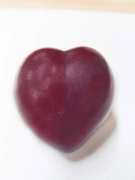 Cherry serce w kształcie. Cherry, dobre dla serca. Pole tekstowe wolne — Zdjęcie stockowe