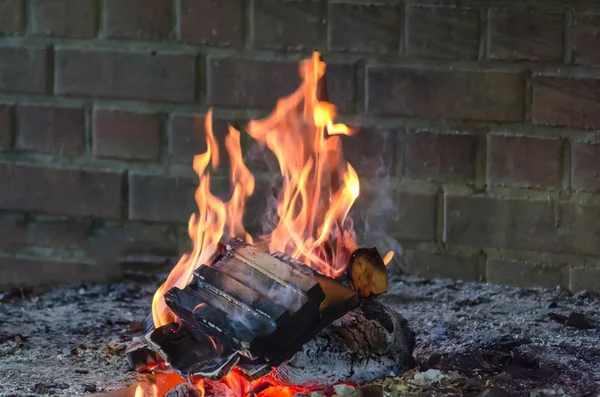 Brillante leña de madera ardiendo en el fuego claro de cerca . — Foto de Stock