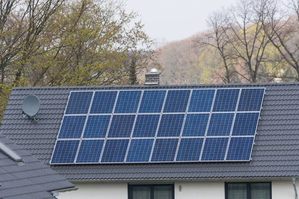 Paneles de células solares para energía limpia — Foto de Stock