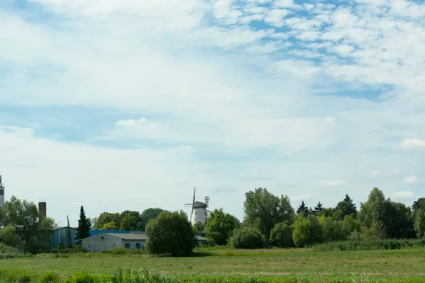 Красивая панорама с ветряной мельницей — стоковое фото